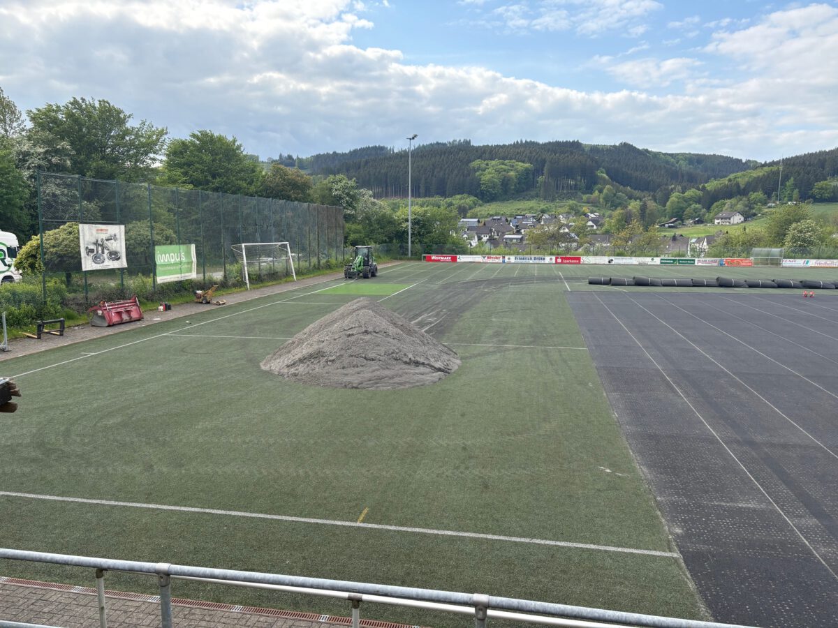Kunstrasen Erneuerung hat begonnen