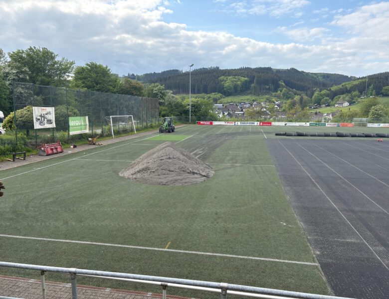Kunstrasen Erneuerung hat begonnen